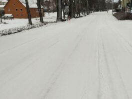 Zaśnieżone drogi i chodniki