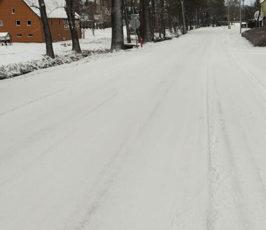 Zaśnieżone drogi i chodniki
