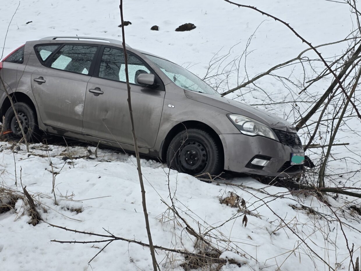 Samochód wypadł z drogi. Uwaga przez cały czas ślisko
