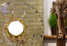 Adoracja Najświętszego Sakramentu. Spis adoracji w poszczególnych parafiach Hostia - Adoracja Najświętszego Sakramentu