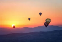Balony na tle zachodzącego słońca