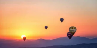 Balony na tle zachodzącego słońca