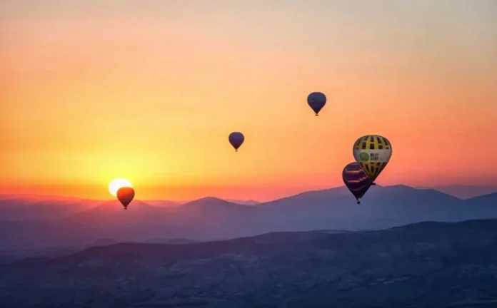Balony na tle zachodzącego słońca