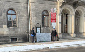 Demonstracja przed urzędem w Lwówku Śląskim