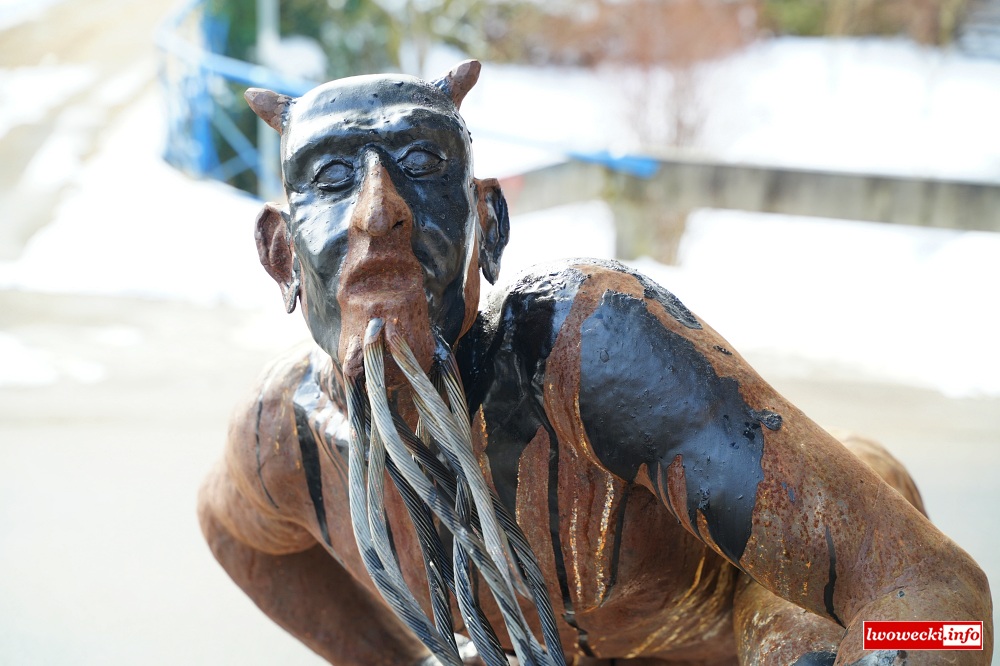 Diabeł kusił. Został oblany smołą