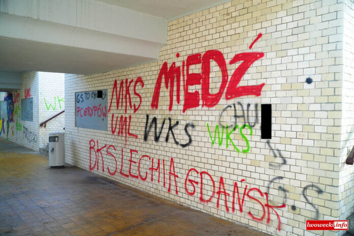 Nielegale graffiti w przejściu podziemnym