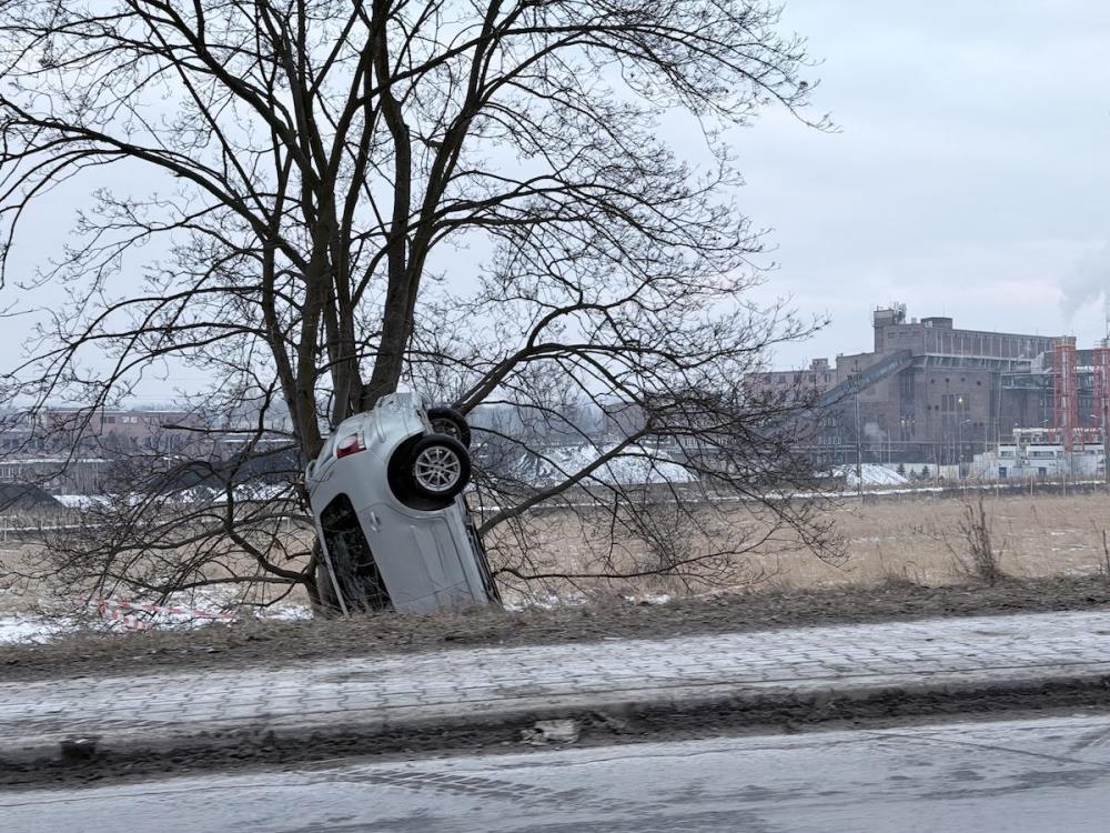 VW Polo wbił się w ziemię