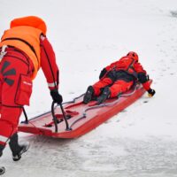 Wędkarz wpadł pod lód. Trwa walka o jego życie