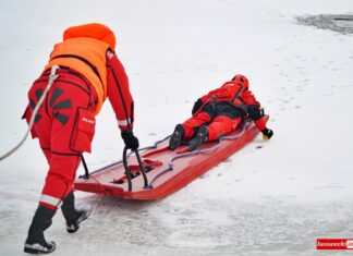 Wędkarz wpadł pod lód. Trwa walka o jego życie