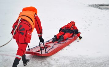 Wędkarz wpadł pod lód. Trwa walka o jego życie