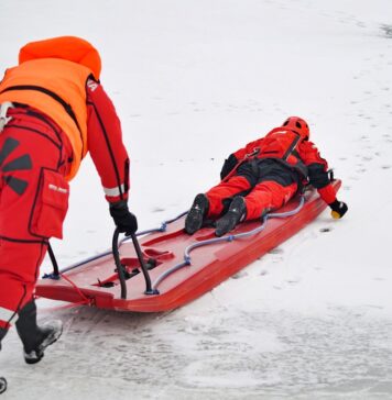 Wędkarz wpadł pod lód. Trwa walka o jego życie