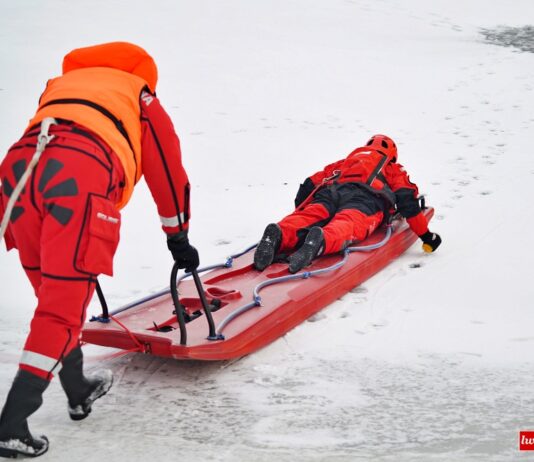 Wędkarz wpadł pod lód. Trwa walka o jego życie