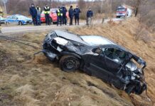 Wypadek na przejeździe kolejowym. Zobacz zdjęcia Rozbity samochód