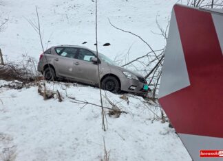 Samochód wypadł z drogi. Uwaga nadal ślisko