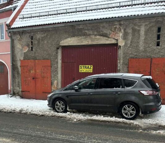 Zastawił wyjazd z remizy OSP