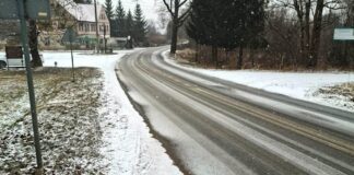 Na drogach w regionie robi się ślisko. Jest ostrzeżenie IMGW