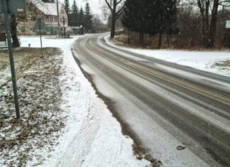 Na drogach w regionie robi się ślisko. Jest ostrzeżenie IMGW