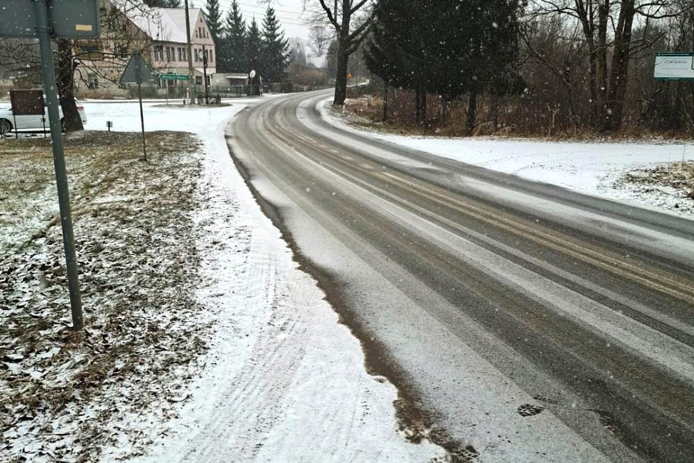 Na drogach w regionie robi się ślisko. Jest ostrzeżenie IMGW