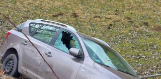KIA porzucona na poboczu drogi