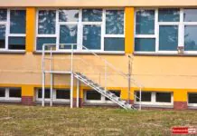 Okno ewakuacyjne w szkole podstawowej okno schody ewakuacyjne