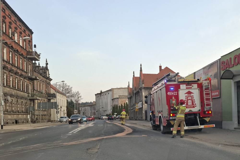 Strażacy dysponowani do plamy substancji ropopochodnej 3 straz pozarna Lwowek 3