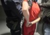 Policjanci siłą weszli do mieszkania