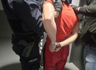 Policjanci siłą weszli do mieszkania