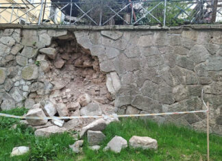 O krok od tragedii – uszkodzony mur oporowy Sobota - mur oporowy - tragedii