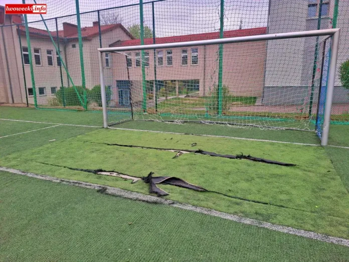 boisko orlik szkoła Lwówek zagrożenie dzieci