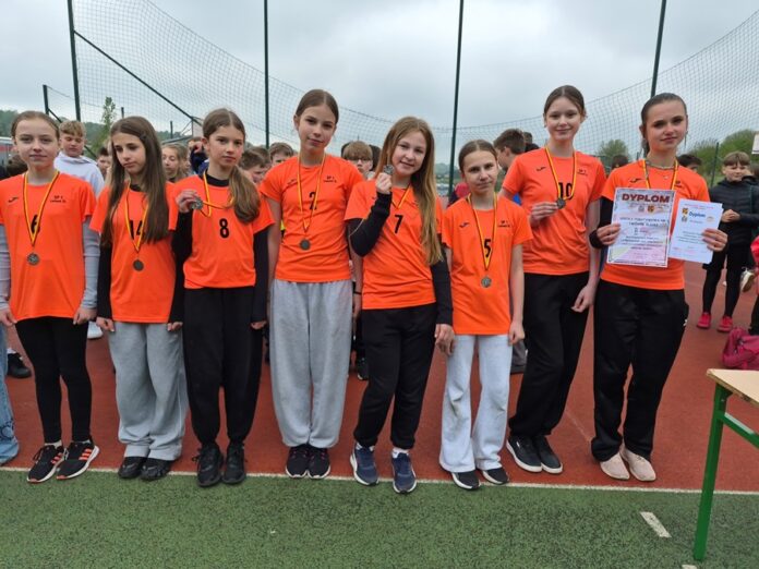 Mistrzostwa powiatu lwóweckiego SZS w lekkoatletyczny czwórbój 04