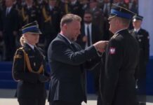 Strażak z Lwówka Śląskiego odznaczony podczas Centralnych Obchodów Dnia Strażaka1
