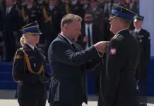 Strażak z Lwówka Śląskiego odznaczony podczas Centralnych Obchodów Dnia Strażaka1