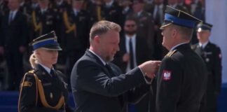 Strażak z Lwówka Śląskiego odznaczony podczas Centralnych Obchodów Dnia Strażaka1