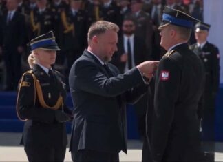 Strażak z Lwówka Śląskiego odznaczony podczas Centralnych Obchodów Dnia Strażaka1
