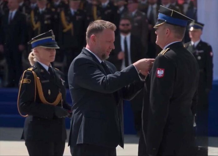 Strażak z Lwówka Śląskiego odznaczony podczas Centralnych Obchodów Dnia Strażaka1