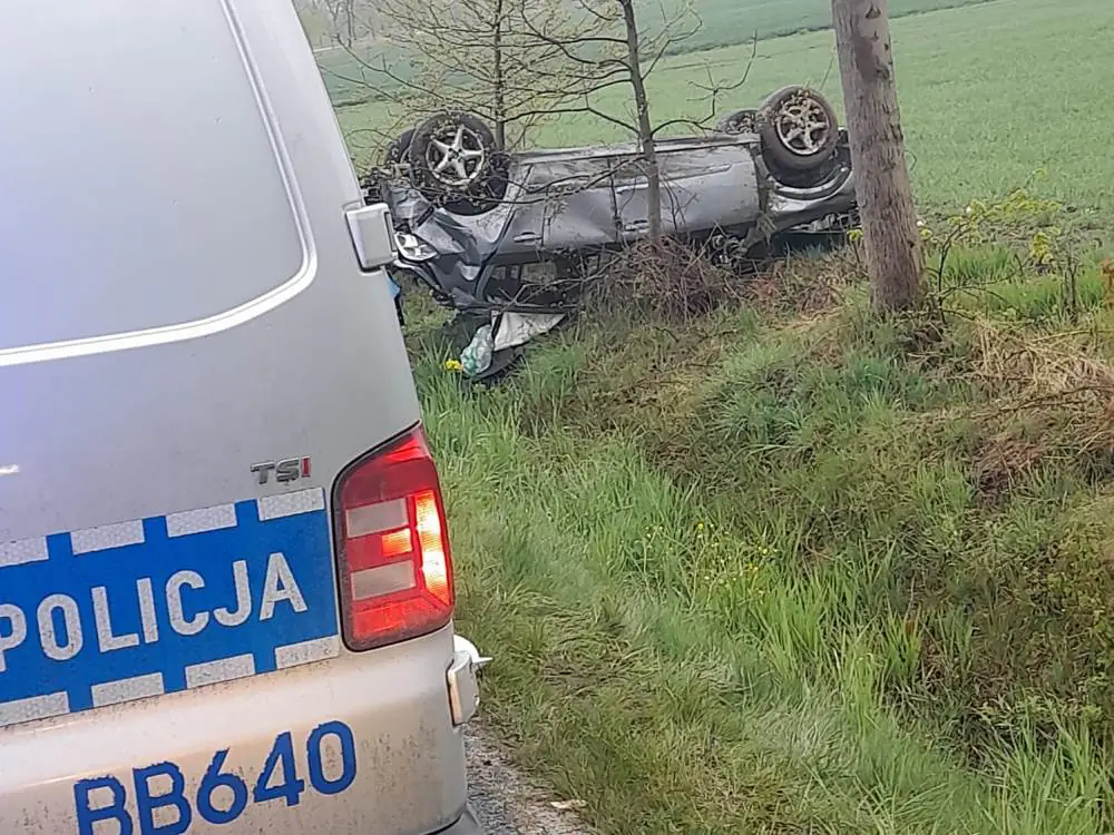 Dachowanie – na miejscu straż, policja i pogotowie 3 dachowanie wypadek Proszowka Krzewie 3