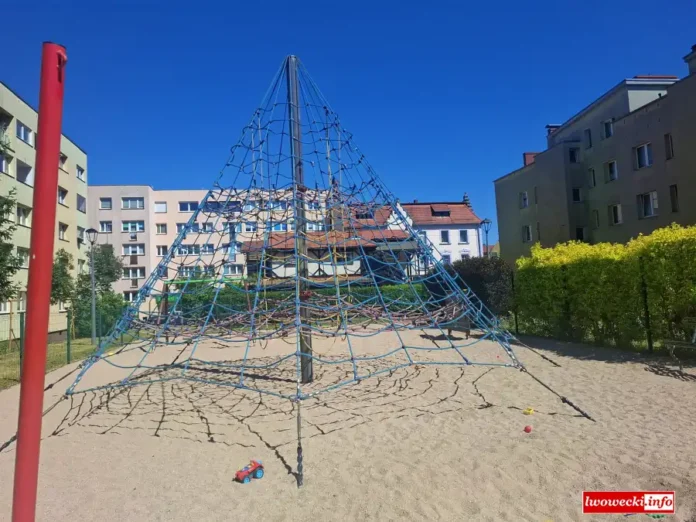 plac zabaw w Lwówku Śląskim ulica Mickiewicza 3 plac zabaw w Lwówku Śląskim ulica Mickiewicza 3