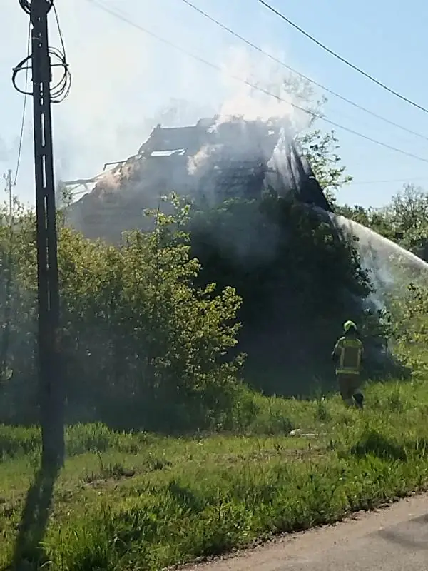 Płonie budynek – na miejscu służby 4 pozar oleszna 5