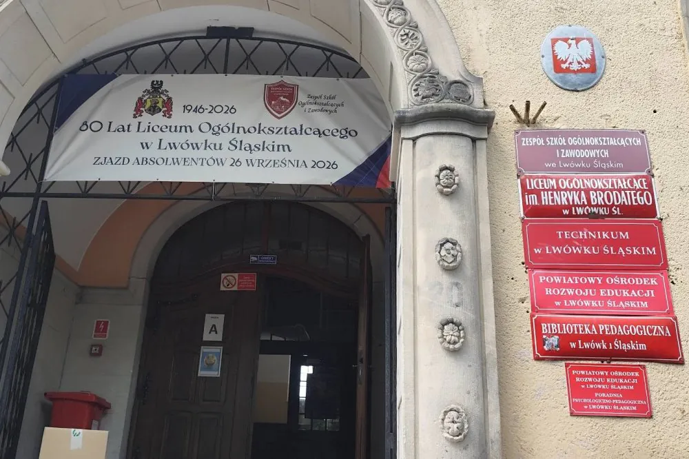 Uczniowie wyszli na ulice. Rozdawali wiedzę 2 Dzien Bookcrossingu ZSOIZ 2