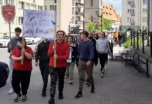 Uczniowie wyszli na ulice. Rozdawali wiedzę Dzień Bookcrossingu ZSOIZ uczniowie