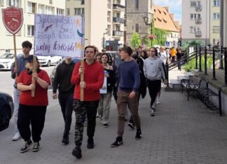 Dzień Bookcrossingu ZSOIZ uczniowie