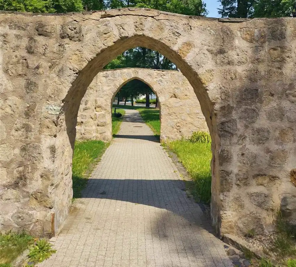 Basteja Archonattiego – widoczne pęknięcia muru