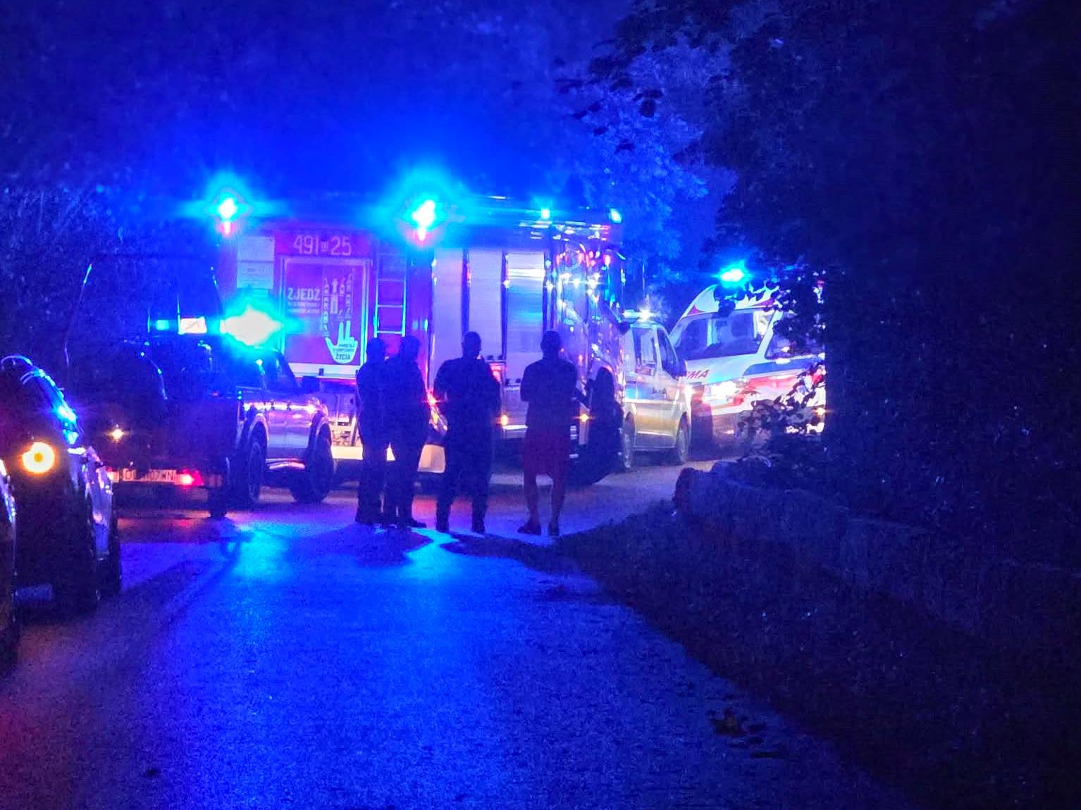 Samochód wypadł z drogi i wpadł do rzeki. Auto utonęło
