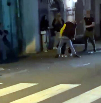 Wybryki chuligańskie w centrum Gryfowa Śląskiego. Policja ustala sprawców. chuligan bójka gryfów żabka centrum