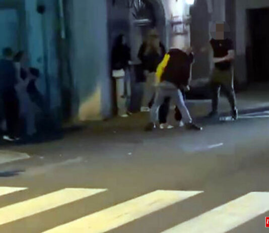Wybryki chuligańskie w centrum Gryfowa Śląskiego. Policja ustala sprawców. chuligan bójka gryfów żabka centrum