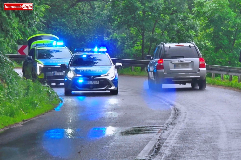Dachowanie na mokrej nawierzchni – na miejscu policja 1 dachowanie Lupki 2026 1