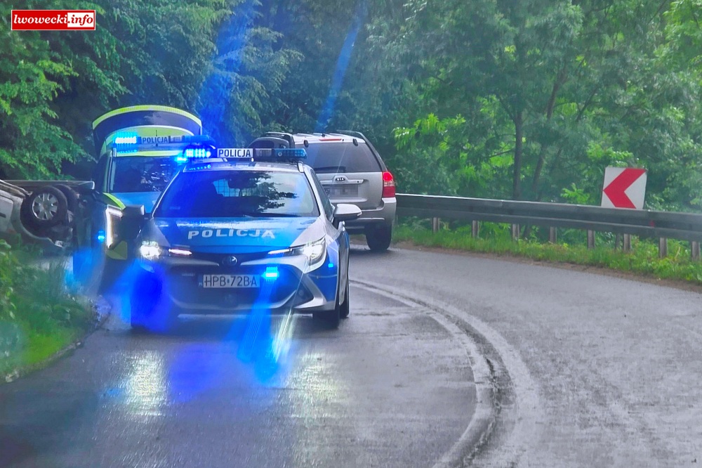 Dachowanie na mokrej nawierzchni – na miejscu policja 2 dachowanie Lupki 2026 2