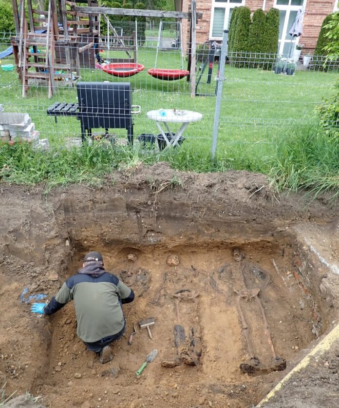 groby niemieckich żołnierzy Pracownia Badań Historycznych i Archeologicznych POMOST 2 odkrycie obok placu zabaw