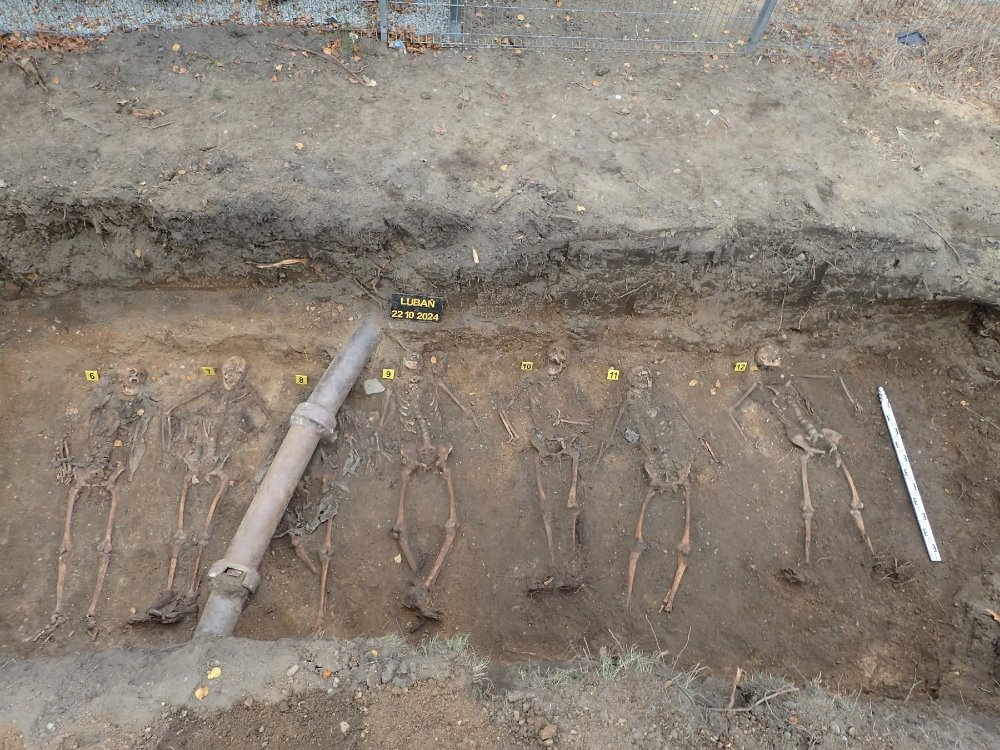 Odkrycie obok placu zabaw. Zdjęcia robią wrażenie 2 groby niemieckich zolnierzy Pracownia Badan Historycznych i Archeologicznych POMOST 4