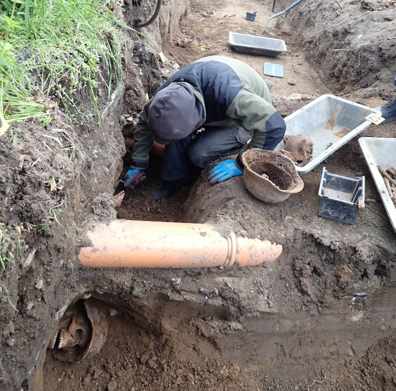 Odkrycie obok placu zabaw. Zdjęcia robią wrażenie 3 groby niemieckich zolnierzy Pracownia Badan Historycznych i Archeologicznych POMOST 5